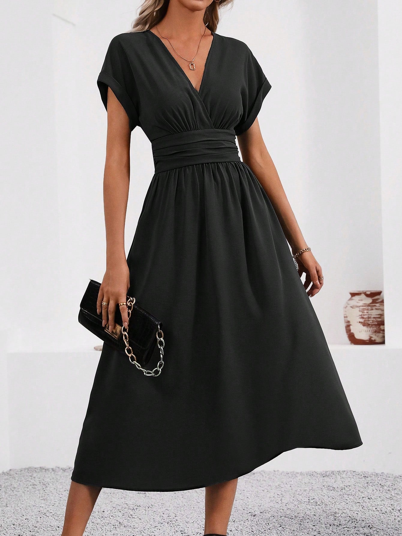 Camille | Robe Cintrée Élégante avec Col en V