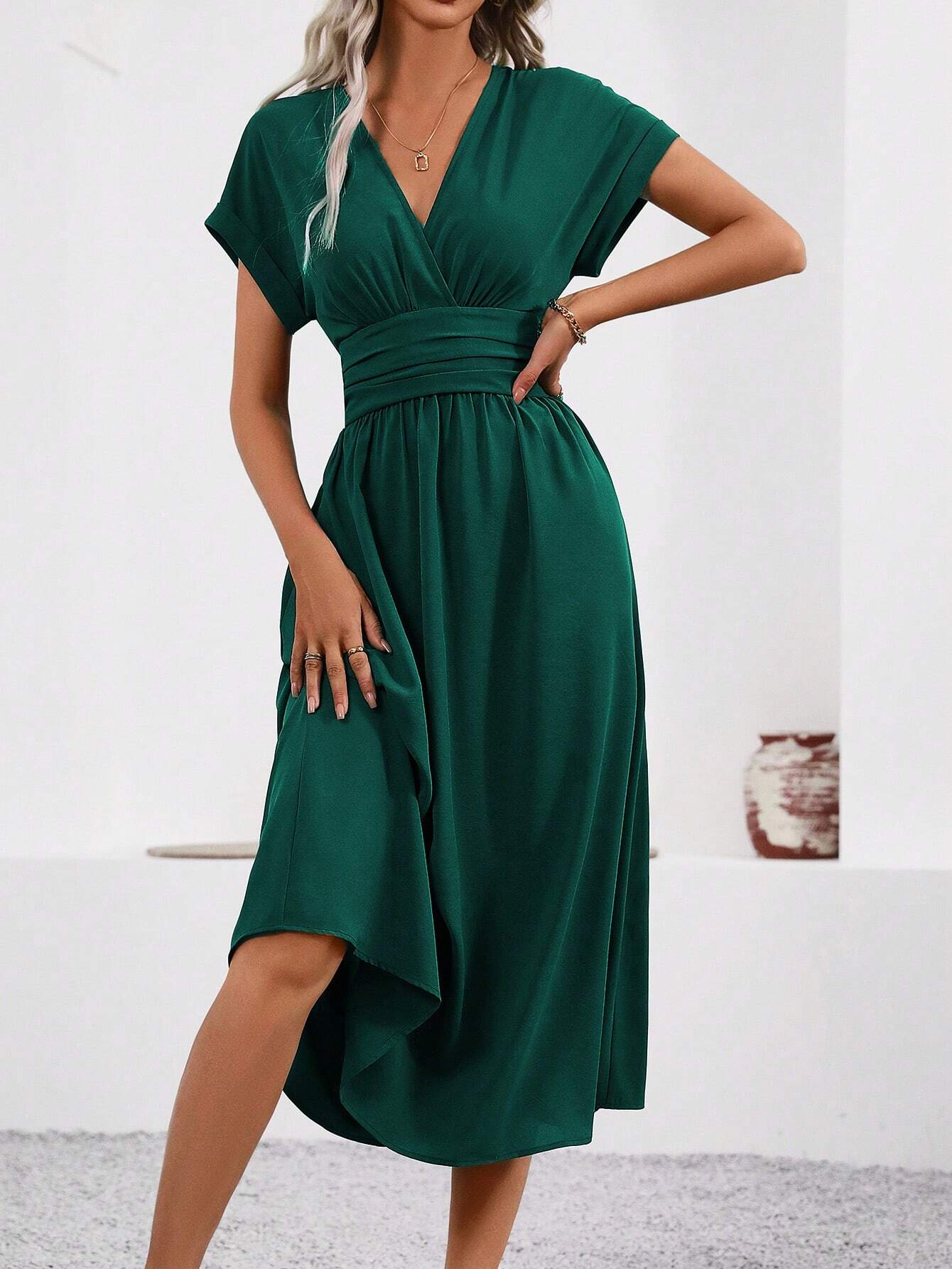 Camille | Robe Cintrée Élégante avec Col en V
