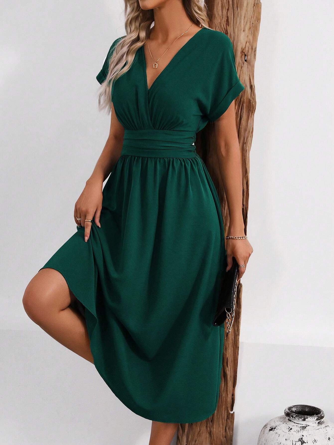 Camille | Robe Cintrée Élégante avec Col en V