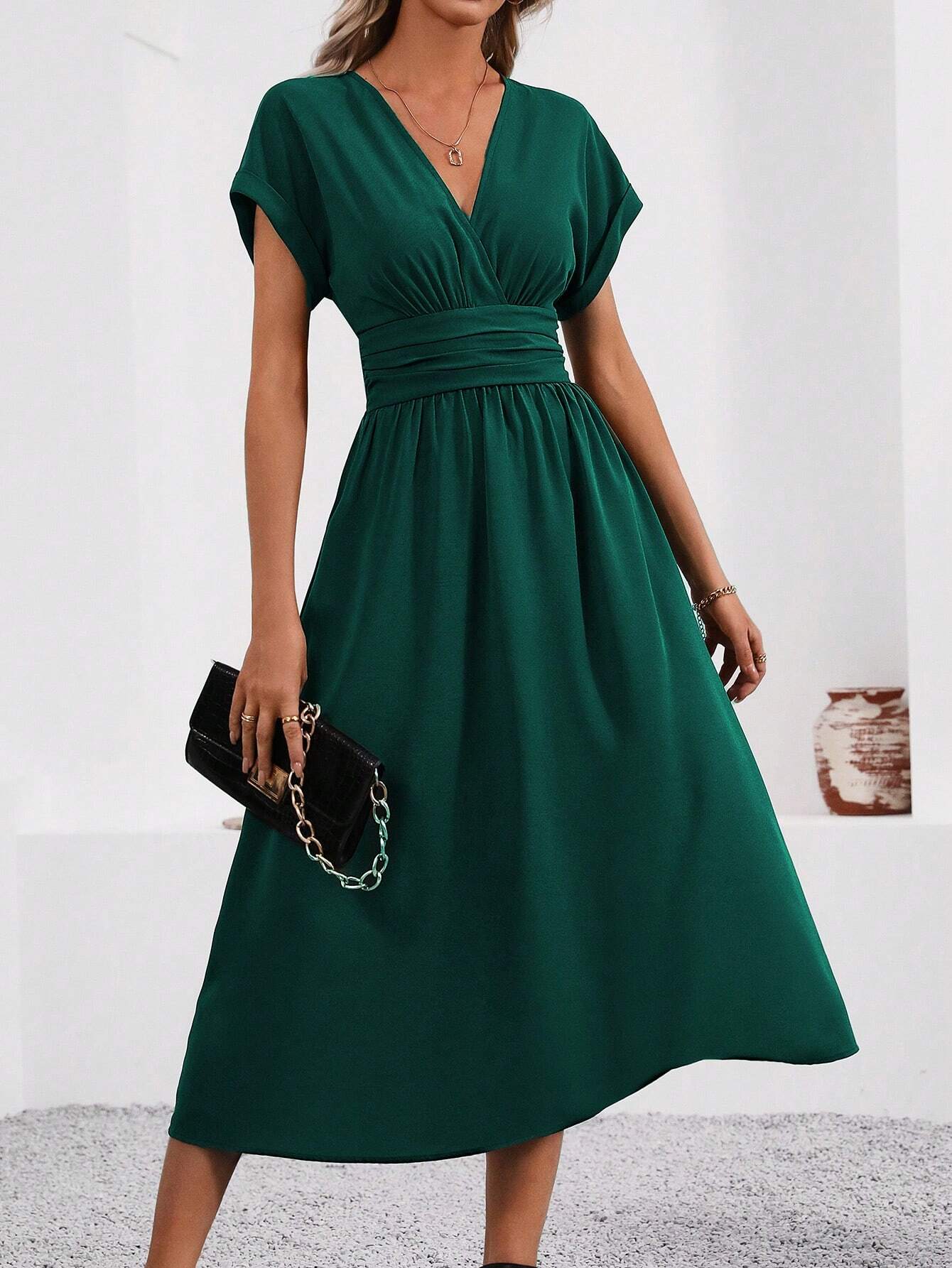 Camille | Robe Cintrée Élégante avec Col en V